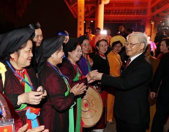 El secretario general del PCV, Nguyen Phu Trong, felicita a los artistas en ocasión del Año Nuevo Luar en 2018 en Hanói. (Foto: VNA)