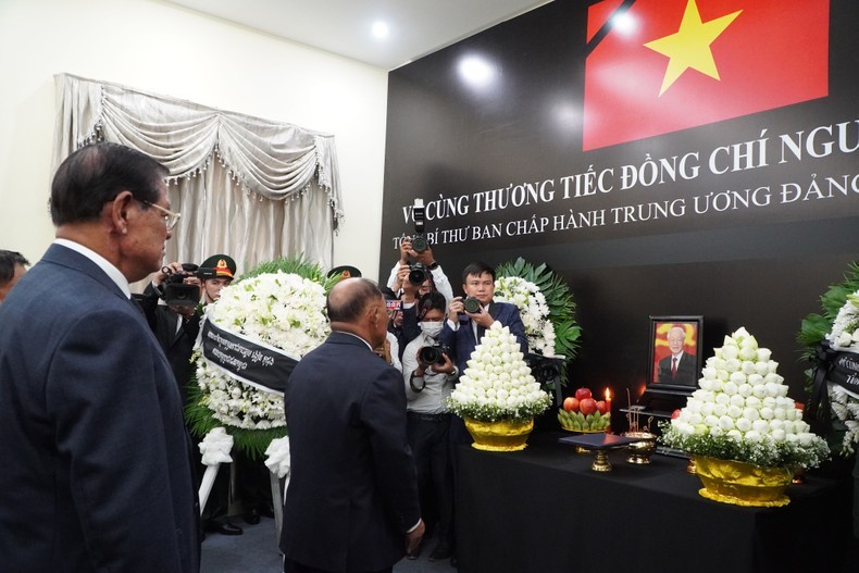 La delegación del Partido Popular de Camboya, encabezada por su presidente honorario, Samdech Heng Samrin, rinde homenaje al secretario general Nguyen Phu Trong.