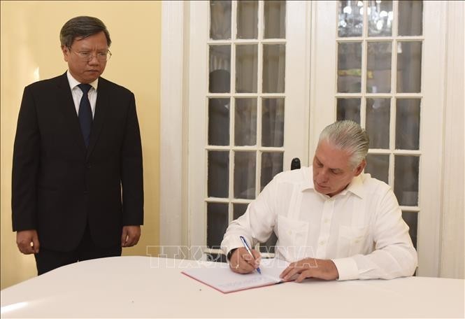 El primer secretario del Partido Comunista y presidente de Cuba, Miguel Díaz-Canel Bermúdez, firma el libro de condolencias en la Embajada de Vietnam en Cuba. (Foto: VNA)