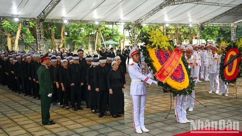 La familia del secretario general del PCV, Nguyen Phu Trong, rinde homenaje al dirigente paridista. 