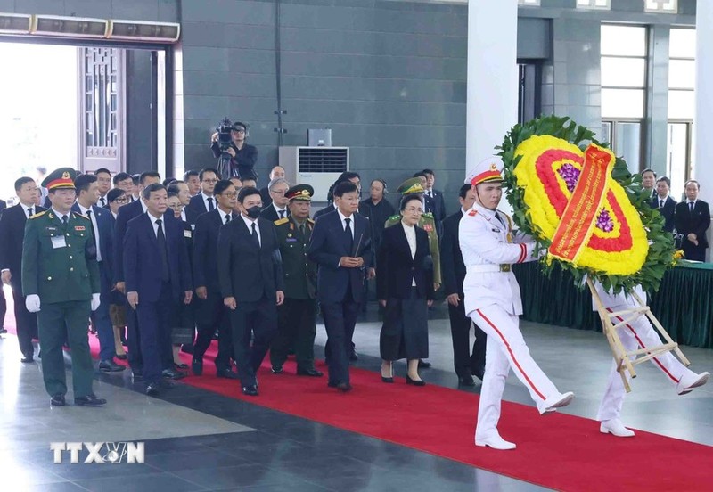 La delegación de alto rango del Partido y el Estado de Laos rinde homenaje al secretario general Nguyen Phu Trong.