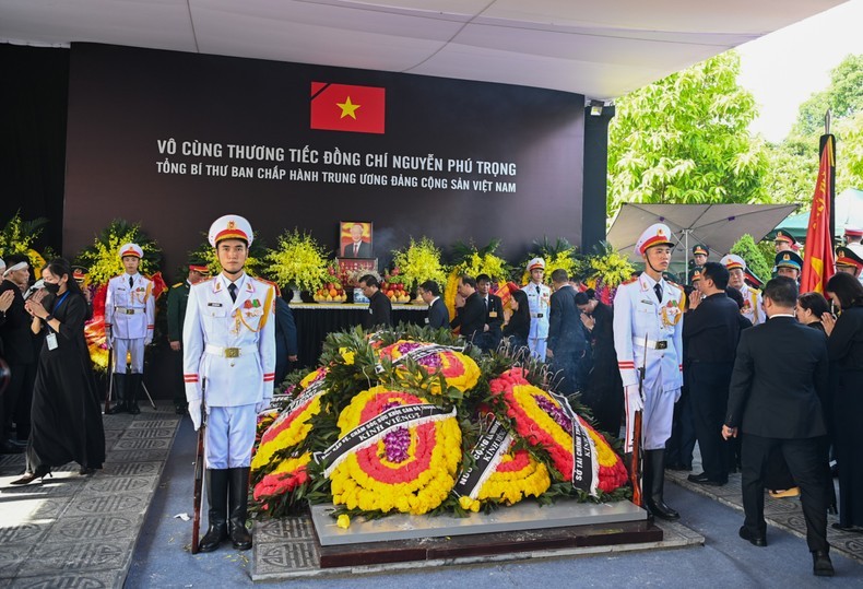 La ceremonia de entierro del secretario general Nguyen Phu Trong en el cementerio Mai Dich. (Foto: Nhan Dan) 