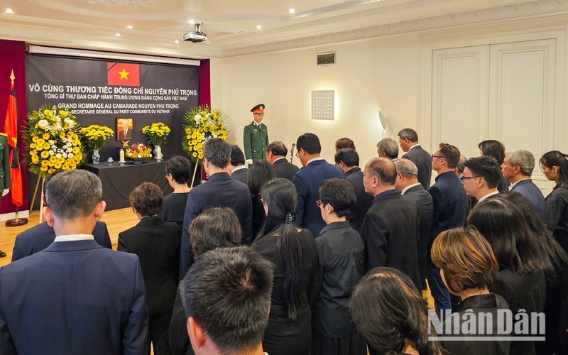 La ceremonia fúnebre en memoria del secretario general Nguyen Phu Trong en la Embajada de Vietnam en Francia.