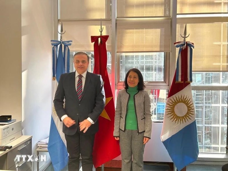 La embajadora vietnamita, Ngo Minh Nguyet y el diputado nacional de la Democracia Cristiana que integra el Bloque Hacemos por Argentina, Juan Fernando Brügge. (Foto: VNA)