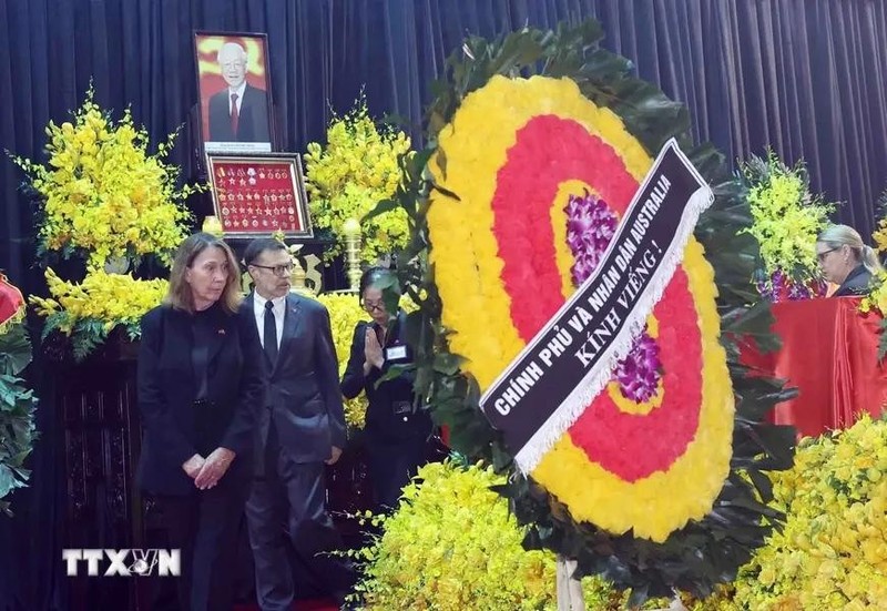 La delegación australiana, encabezada por La presidenta del Senado de Australia, Sue Lines, rinde homenaje póstumo al secretario general Nguyen Phu Trong (Foto: VNA)