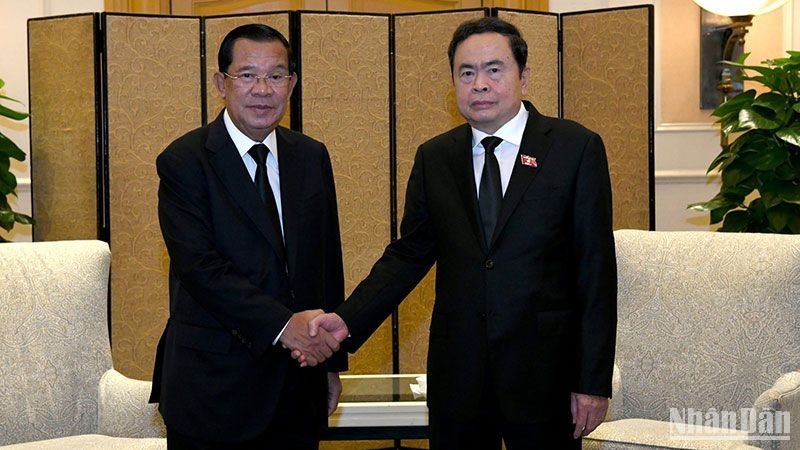 El presidente de la Asamblea Nacional, Tran Thanh Man, y el presidente del Partido Popular de Camboya (PPC) y titular del Senado de ese país, Samdech Techo Hun Sen.