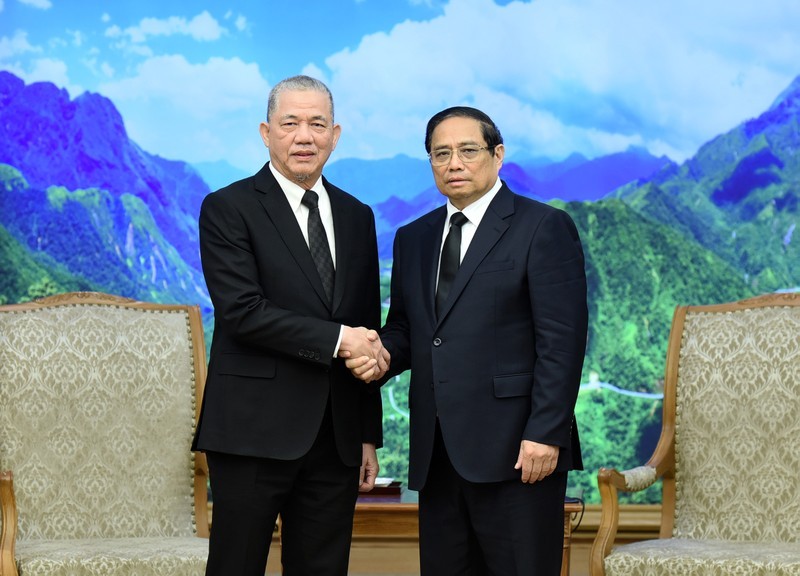 El primer ministro vietnamita, Pham Minh Chinh, recibe al vicepremier de Malasia, Fadillah Yusof. 