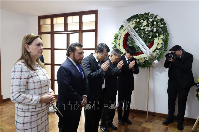 El vicepresidente de ese país centroamericano, Félix Ulloa, rinde homenaje al secretario general Nguyen Phu Trong, en México. (Foto: VNA)