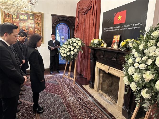 Todos los funcionarios de la Embajada y agencias representativas de Vietnam en Argentina, encabezados por la embajadora Ngo Minh Nguyet, guardan un minuto de silencio en memoria del líder partidista. (Foto: VNA)