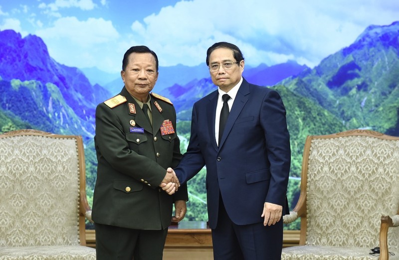 El primer ministro de Vietnam, Pham Minh Chinh (en la derecha), y el general Chansamone Chanyalath, viceprimer ministro y titular de Defensa de Laos.