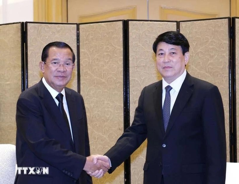 El miembro del Buró Político y permanente del Secretariado del Comité Central del Partido Comunista de Vietnam (PCV), Luong Cuong (derecha) y el presidente del Partido Popular de Camboya (PPC) y titular del Senado de Camboya, Hun Sen (Foto: VNA)