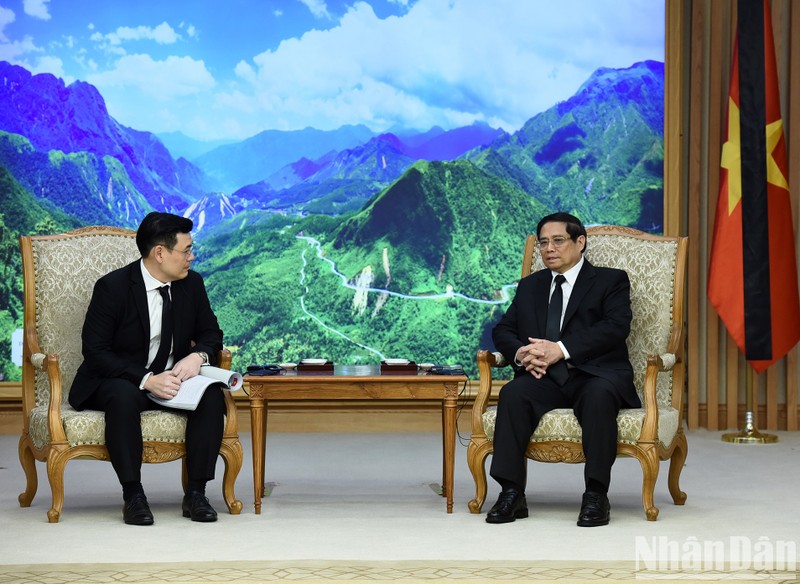 El primer ministro Pham Minh Chinh recibió a Jakkapong Sangmanee, enviado especial del Primer Ministro tailandés. (Foto: VNA)