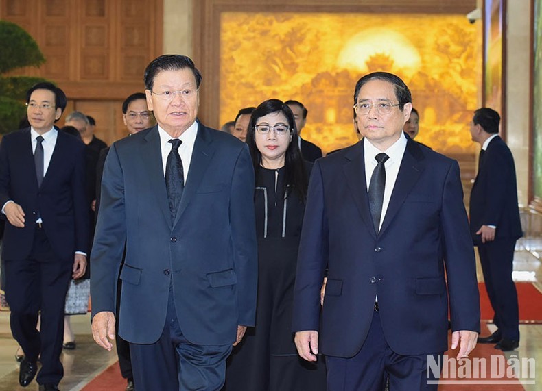 El primer ministro vietnamita, Pham Minh Chinh, recibe al secretario general del Partido Popular Revolucionario (PPRL) y presidente de Laos, Thongloun Sisoulith. 