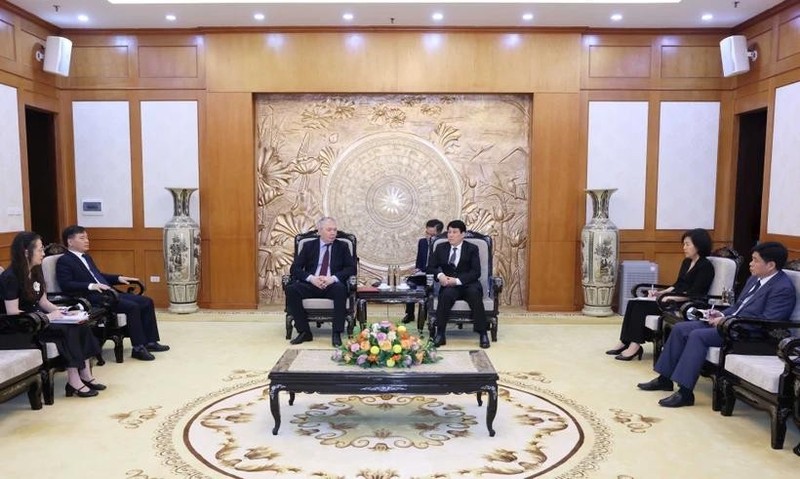 Luong Cuong, miembro del Buró Político y miembro permanente del Secretariado del Comité Central del PCV, recibe al vicepresidente del Partido Comunista de la Federación Rusa (KPFR), Leonid Kalashnikov. (Foto: VNA)