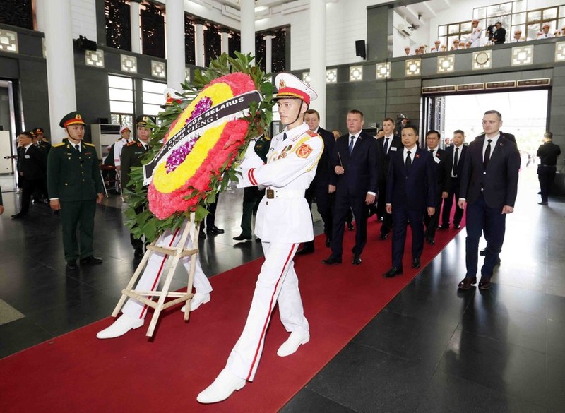 La delegación bielorrusa, encabezada por Siarhei Khamenka, vicepresidente del Consejo de la República de Bielorrusia (Senado), rinde homenaje al secretario general Nguyen Phu Trong (Foto: VNA)