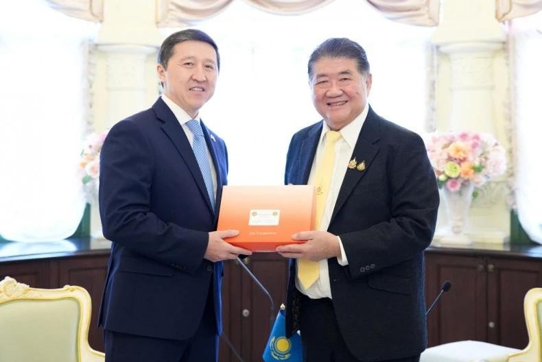 El ministro de Comercio, Phumtham Wechayachai, con el embajador de Kazajistán en Tailandia, Arman Issetov. (Foto: bangkokpost.com)