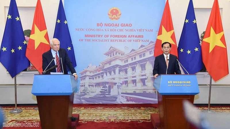 El ministro de Relaciones Exteriores de Vietnam, Bui Thanh Son y el vicepresidente de la CE y alto representante de la UE para Asuntos Exteriores y Política de Seguridad, Josep Borrell Fontelles luego de la conversación (Foto: baoquocte.vn)