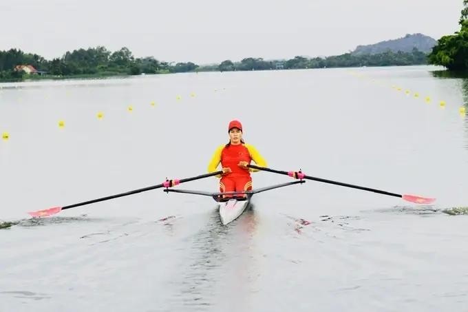 Pham Thi Hue compite en los cuartos de final de la prueba de remo individual femenino de los Juegos Olímpicos de París 2024. (Foto: VNA)