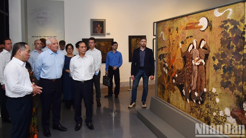 El canciller vietnamita, Bui Thanh Son, el vicepresidente de la CE y alto representante de la Unión Europea para Asuntos Exteriores y Política de Seguridad, Josep Borell Fontelles, visitan el Museo de Bellas Artes de Vietnam. 