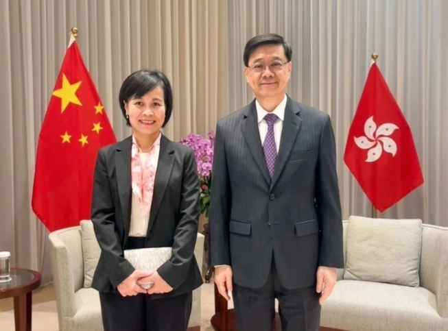 La cónsul general de Hanói en Hong Kong y Macau, Le Duc Hanh, se reúne con el jefe ejecutivo de la región administrativa especial china de Hong Kong, John Lee Ka-chiu. (Foto: VNA)