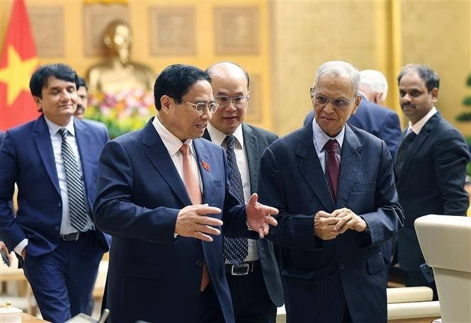 El primer ministro Pham Minh Chinh y Narayana Murthy, cofundador de la empresa india de software Infosys en mayo de 2024 (Foto: VNA)