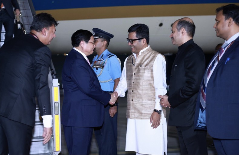 Funcionarios indios dan la bienvenida al primer ministro de Vietnam, Pham Minh Chinh, en la base aérea militar de Palam en Nueva Delhi, la capital. (Foto: Duong Giang/VNA)