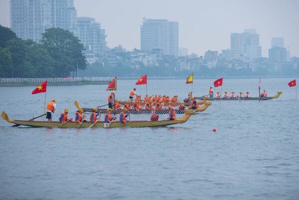 El Festival de regatas de botes del dragón atrae a 800 participantes.