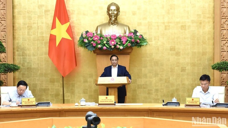 El primer ministro de Vietnam, Pham Minh Chinh, preside una reunión ordinaria del Gobierno correspondiente al mes de julio. 