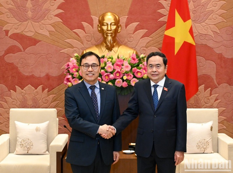 El presidente de la Asamblea Nacional de Vietnam, Tran Thanh Man, recibe al embajador surcoreano, Choi Young Sam. 