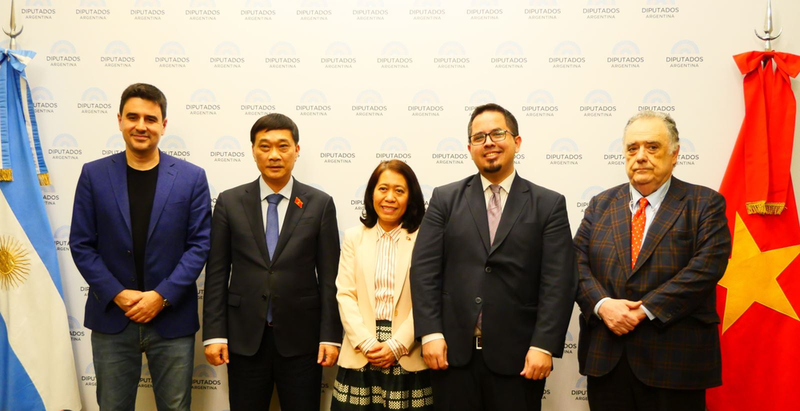 La delegación de la Asamblea Nacional de Vietnam y representantes del Grupo Parlamentario de Amistad Argentina - Vietnam. (Foto: VNA)