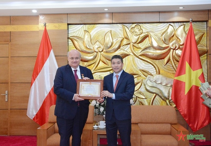 El presidente de la Unión de Organizaciones de Amistad de Vietnam, Phan Anh Son, entrega la medalla “Por la paz y la amistad entre los pueblos” a Hans-Peter Glanzer, embajador de Austria en Hanoi. (Foto: qdnd.vn)