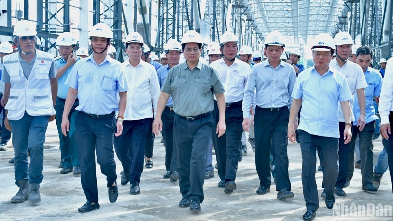 El primer ministro Pham Minh Chinh examina la construcción de la Terminal T3 del Aeropuerto Internacional de Tan Son Nhat en Ciudad Ho Chi Minh el 10 de agosto. 