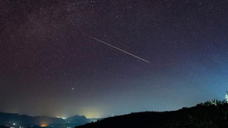 Un meteoro de las Perseidas visto en el cielo nocturno en Haputale, Sri Lanka, el 4 de agosto de 2024. (Foto: space.com)