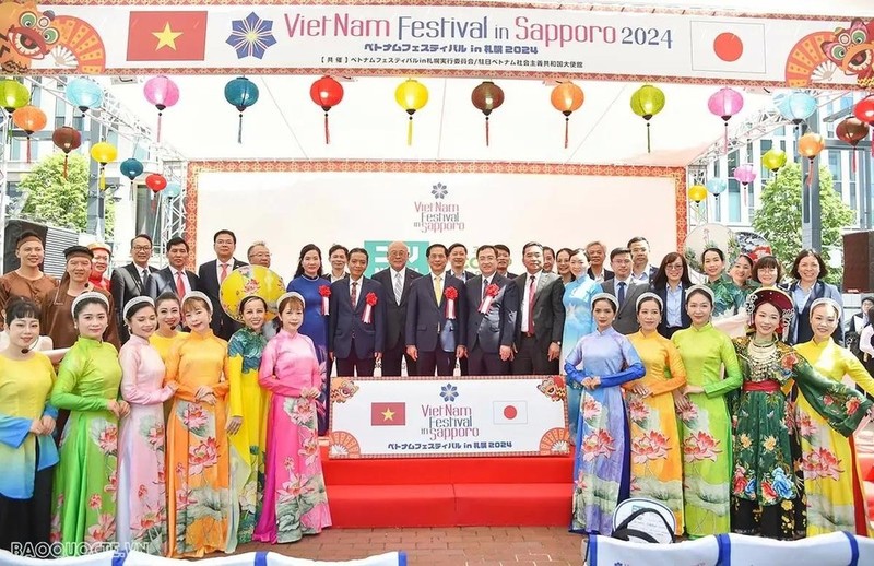 Los delegados asistentes al tercer Festival de Vietnam en la ciudad de Sapporo, Hokkaido, Japón, toman fotografías de recuerdo. (Foto: baoquocte.vn)