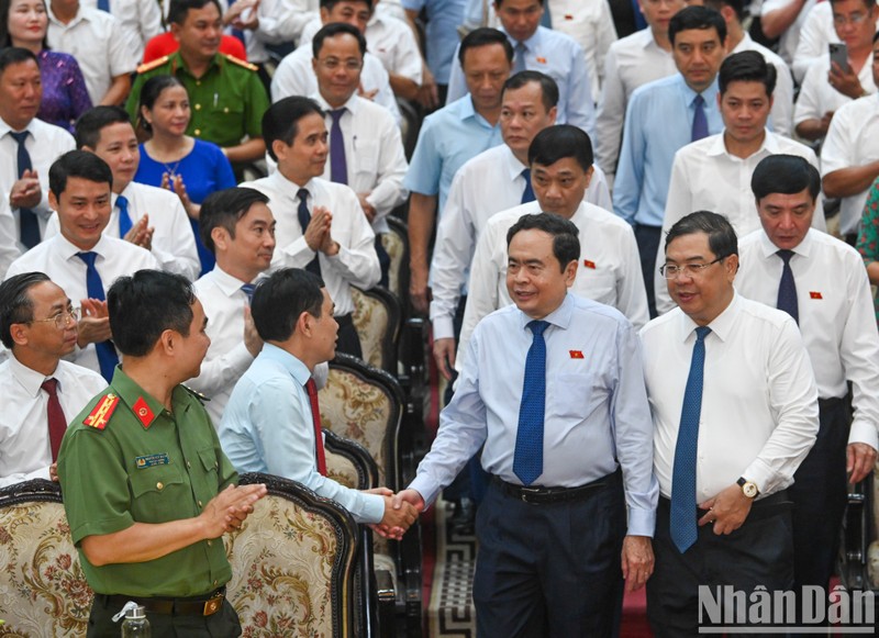 El presidente de la Asamblea Nacional de Vietnam, Tran Thanh Man, llega a la conferencia.