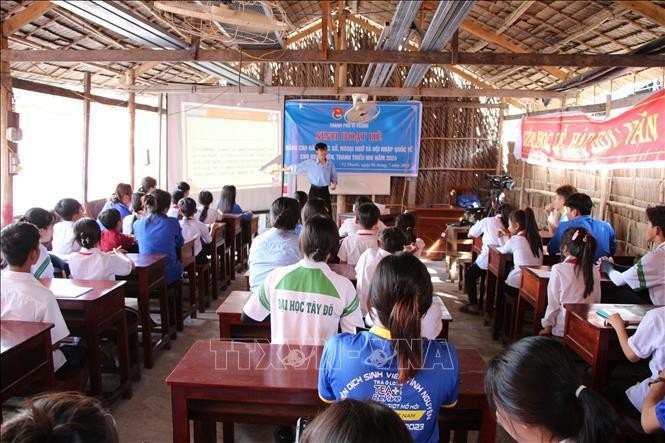 La clase de enseñanza de inglés para niños y personas de minorías étnicas se lleva a cabo en el campus de la pagoda Mahamankolransaykhu, Distrito III de la ciudad de Vi Thanh. (Foto: VNA)