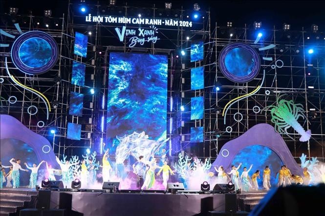 Un espectáculo en el Festival de langostas de Cam Ranh 2024. (Foto: VNA)