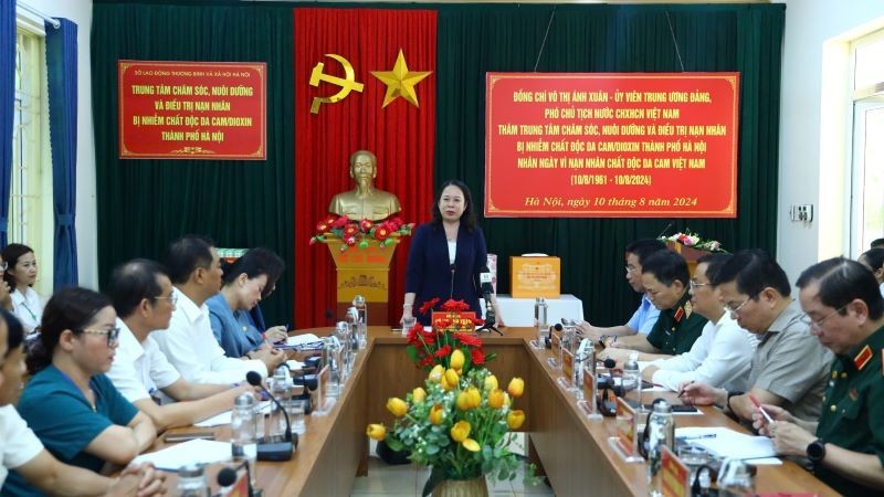 La vicepresidenta Vo Thi Anh Xuan, visita el Centro de Cuidado y Tratamiento de víctimas del Agente Naranja/dioxina. 