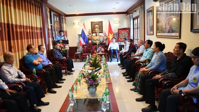 La delegación de la Embajada de Vietnam en Tailandia trabaja con la junta de gestión del sitio de reliquias del Presidente Ho Chi Minh en Udon Thani. 