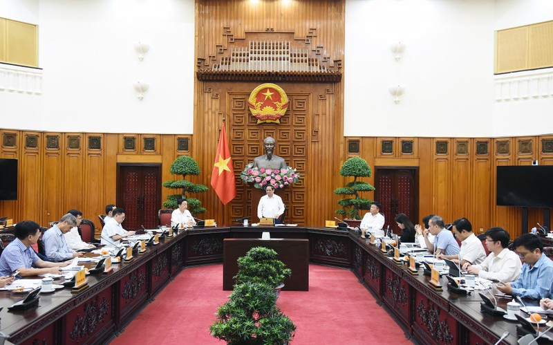 El primer ministro de Vietnam, Pham Minh Chinh, preside la reunión.