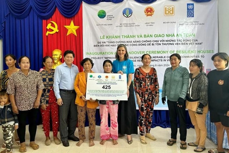 La entrega de casas a los residentes de la comuna de Khanh Lam (Foto: Vietnamnet)