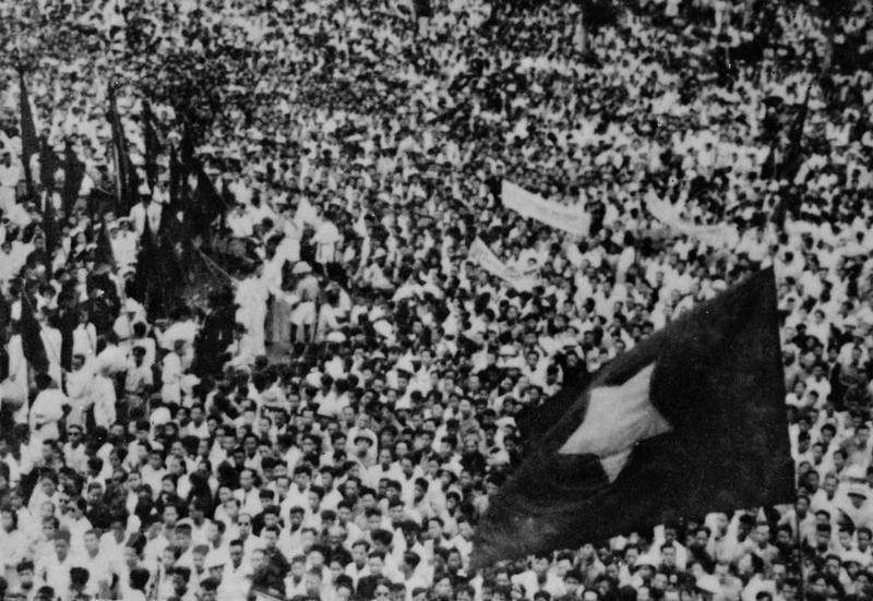 Decenas de miles de residentes de Hanoi asisten a una concentración en la Plaza de la Gran Ópera de Hanoi para celebrar la victoria de la Revolución de Agosto, 19 de agosto de 1945. (Foto de archivo: VNA)