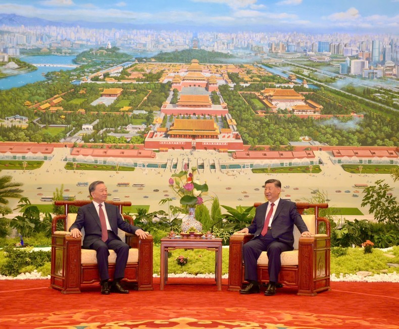 El secretario general del Partido Comunista de China y presidente del país, Xi Jinping, invita a su homólogo de Vietnam, To Lam, a tomar el té.