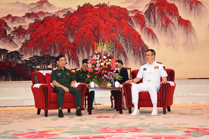 El ministro de Defensa vietnamita, general Phan Van Giang, se reúne con su homólogo chino, el coronel general Dong Jun. (Foto: qdnd.vn)