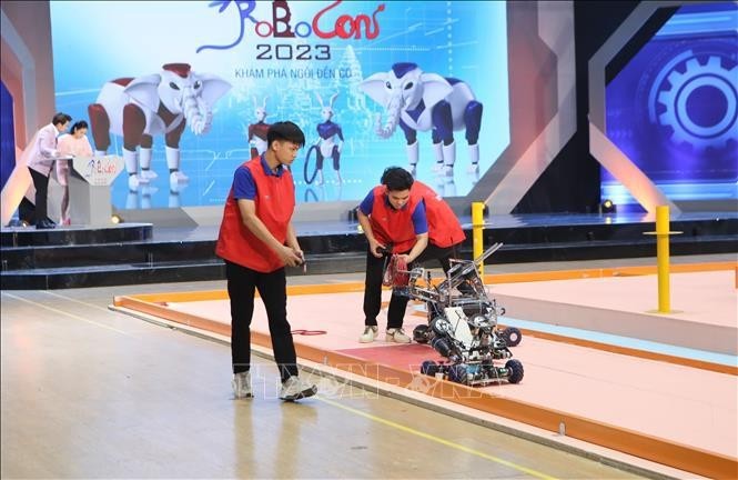 En la ronda final del concurso Robocon Vietnam 2023 (Fuente ilustrativa: VNA)