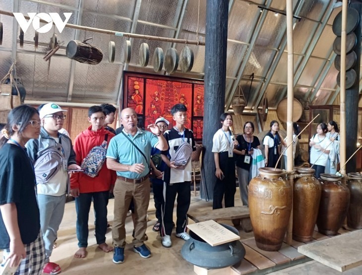 Los jóvenes aprendiendo de la cultura tradicional de los Ede. (Foto: vovworld.vn)