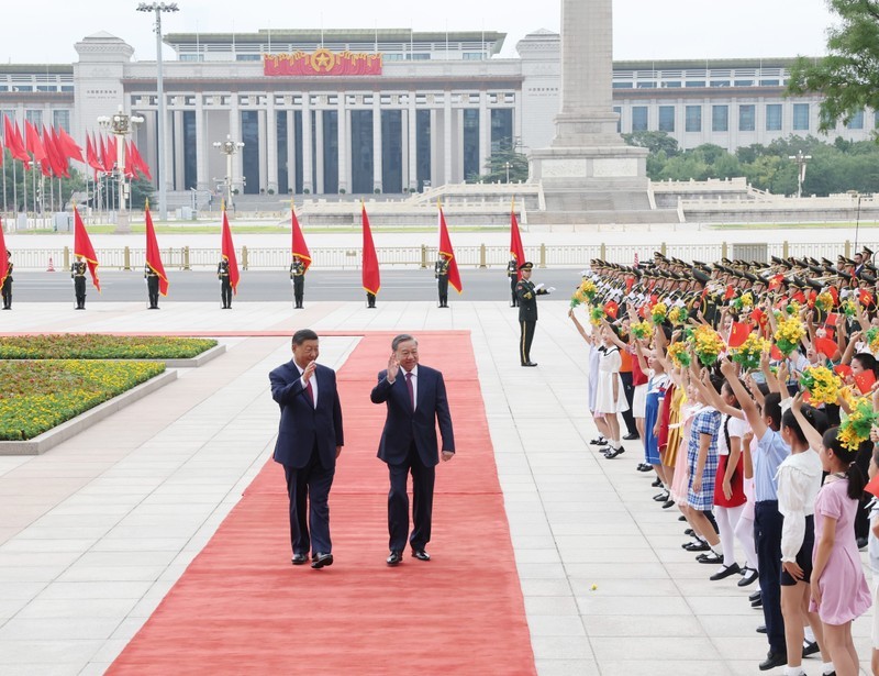 El secretario general del Partido Comunista y presidente de Vietnam, To Lam, y su par chino, Xi Jinping, en la ceremonia de bienvenida del máximo dirigente vietnamita y su cónyuge en una visita de Estado a China. (Foto: VNA) 