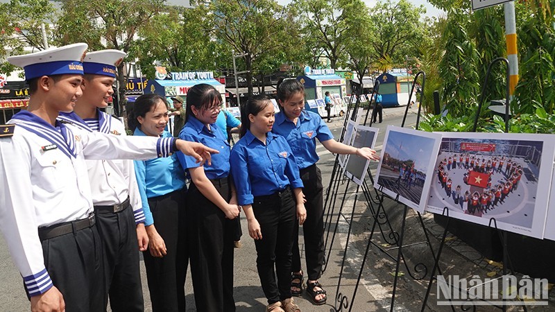 Los jóvenes visitan la exposición fotográfica "¡Amar tanto a Truong Sa!".