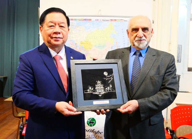 El miembro del Buró Político, secretario del Comité Central del PCV y jefe de su Comisión de Comunicación y Educación, Nguyen Trong Nghia, entrega un regalo de recuerdo al secretario general interino del Partido Comunista Argentino, Jorge Kreyness. (Foto: VNA)