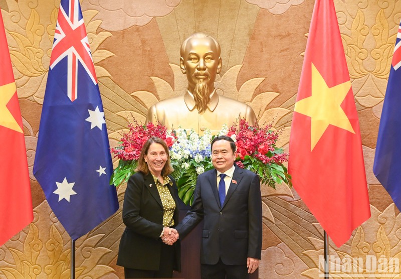 El presidente de la Asamblea Nacional, Tran Thanh Man, recibe a la titular del Senado australiano, Sue Lines. 